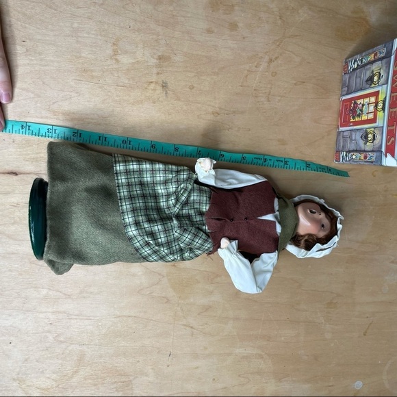 Byers Choice Ltd. The Carolers 2001 Woman Fish Monger Holiday Christmas Figurine - Picture 7 of 7